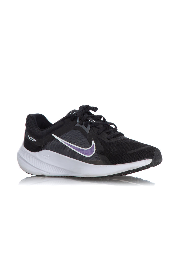 Zapato Nike negro, vista posterior – ClosetRehab