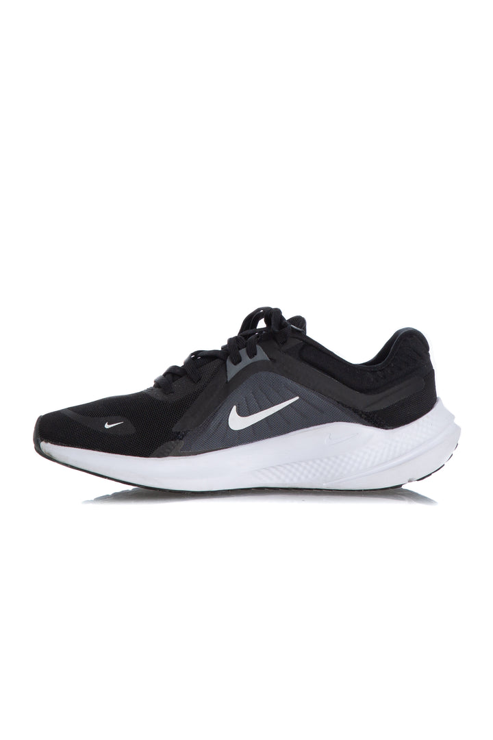 Zapato Nike negro, vista lateral – ClosetRehab