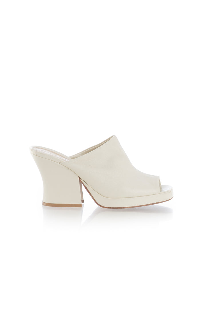Zapato Bottega Veneta blanco y hueso, vista frontal – ClosetRehab
