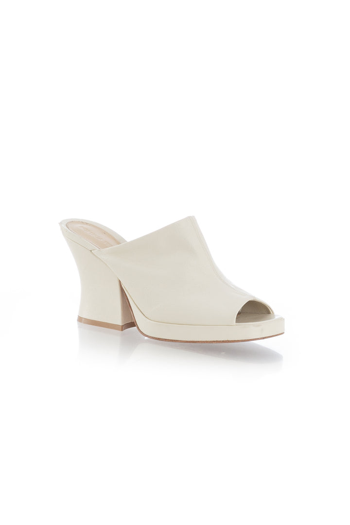 Zapato Bottega Veneta blanco y hueso, vista posterior – ClosetRehab