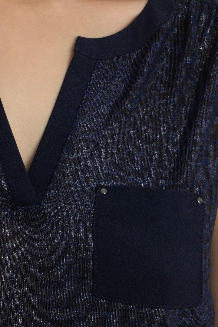 Blusa Calvin Klein Jeans azul marino sin mangas con bolsillo, detalle del escote