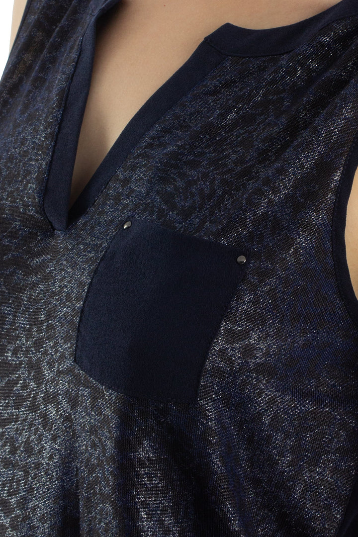 Blusa Calvin Klein Jeans azul marino sin mangas con bolsillo, detalle lateral