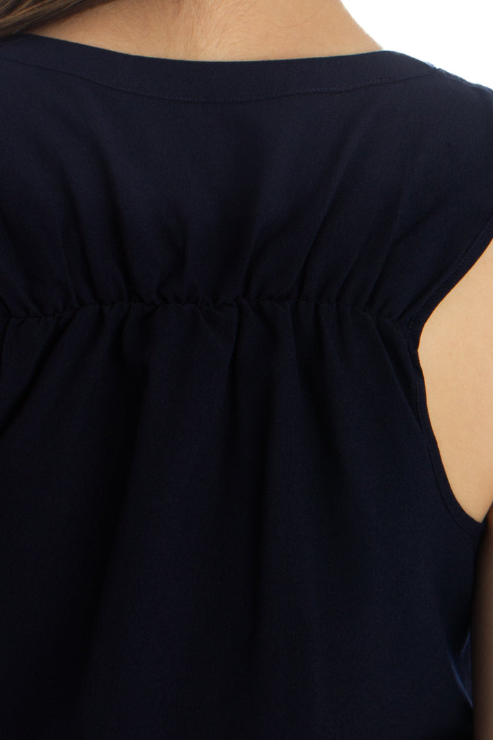 Blusa Calvin Klein Jeans azul marino sin mangas con bolsillo, detalle de la espalda