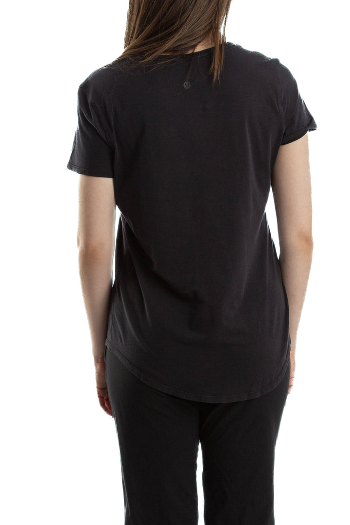 Blusa Lulu Lemon negro, vista lateral – ClosetRehab