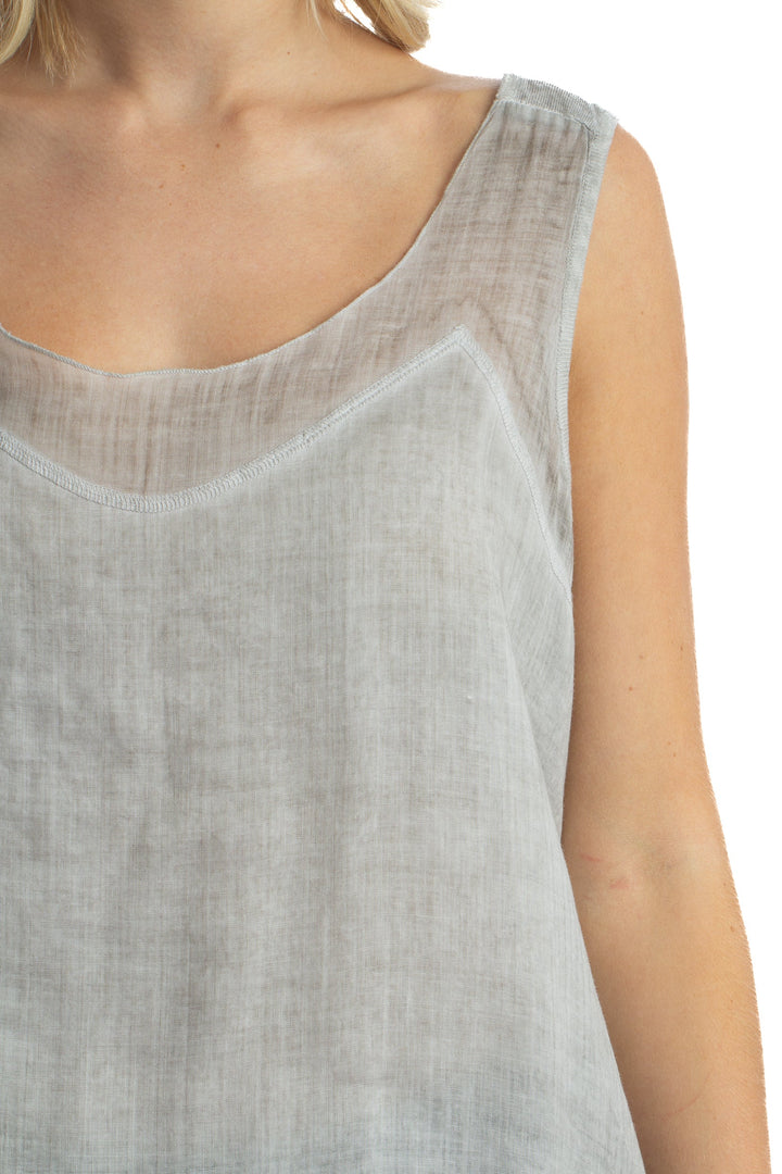 Blusa Adolfo Domínguez de lino gris sin mangas, detalle del escote