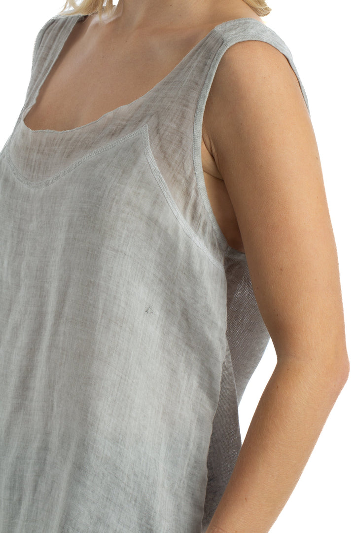 Blusa Adolfo Domínguez de lino gris sin mangas, detalle lateral