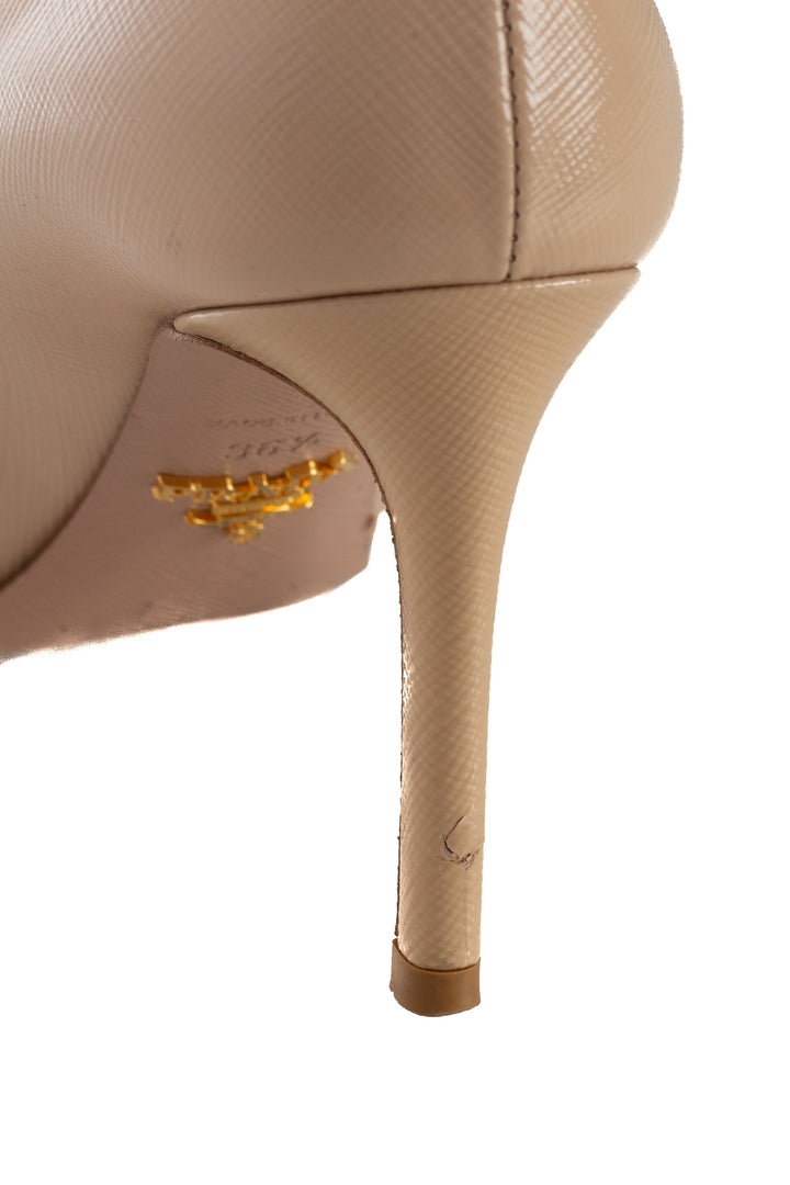 Pumps Prada beige talla 6.5 USA, detalle de tacón bajo preloved | ClosetRehab