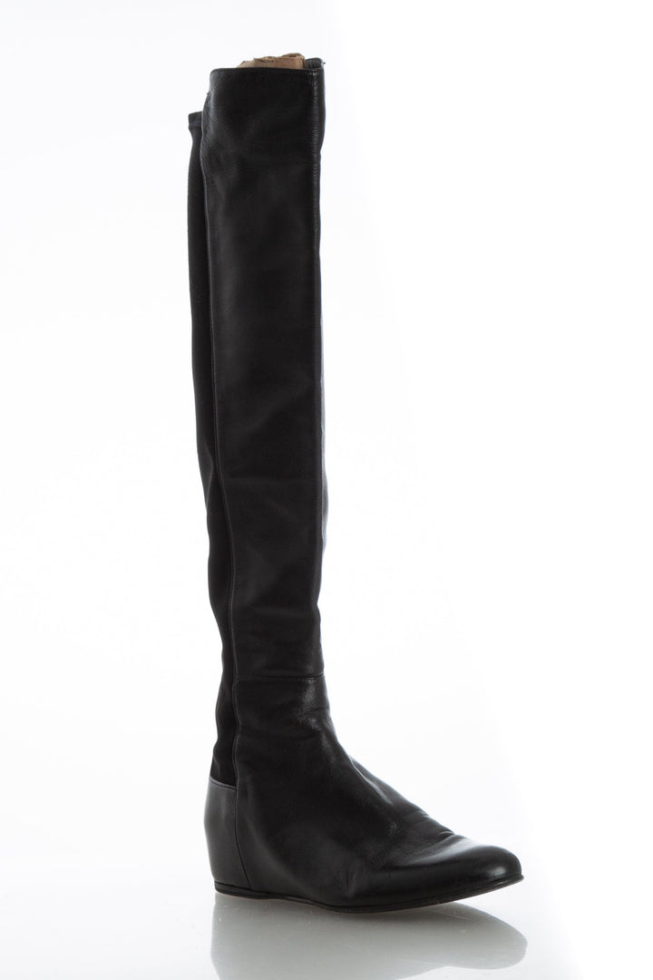 Zapato Stuart Weitzman negro, vista posterior – ClosetRehab