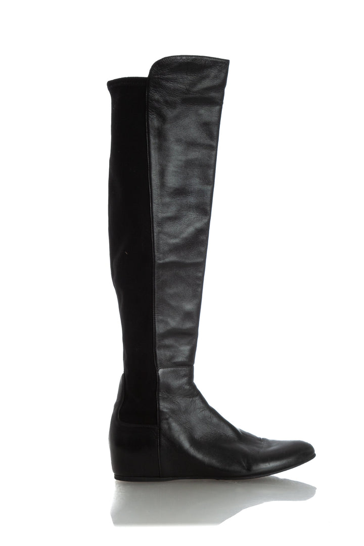 Zapato Stuart Weitzman negro, vista frontal – ClosetRehab