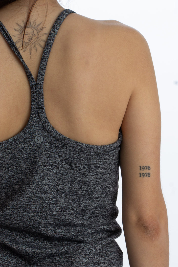 Blusa Lulu Lemon gris, detalle 6 – ClosetRehab