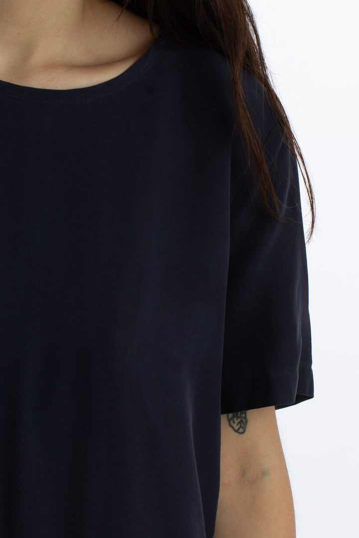 Blusa Adriano Goldschmied azul marino de manga corta, detalle del escote