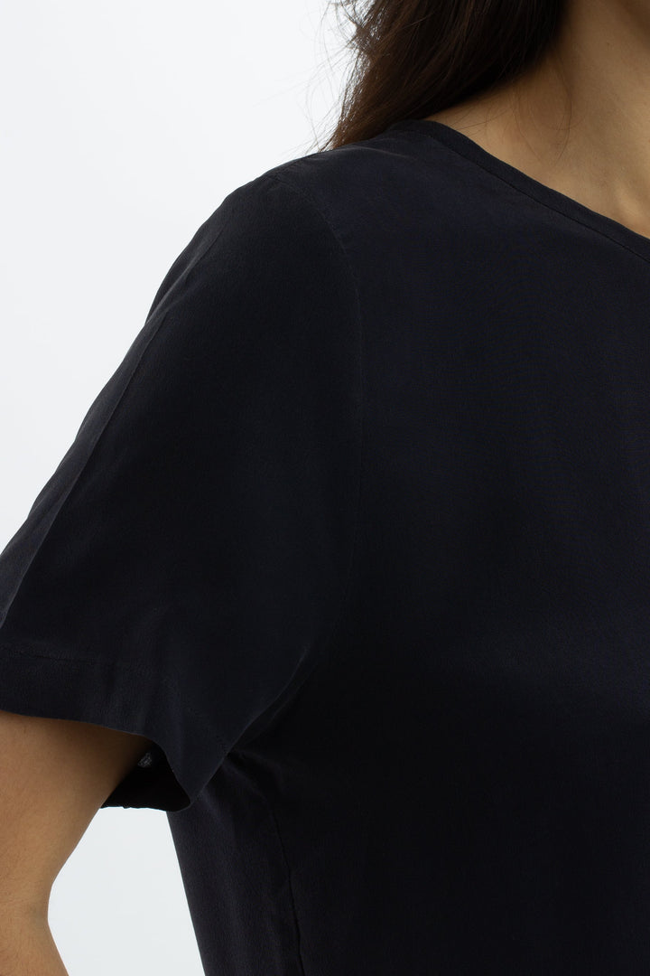 Blusa Adriano Goldschmied azul marino de manga corta, detalle lateral