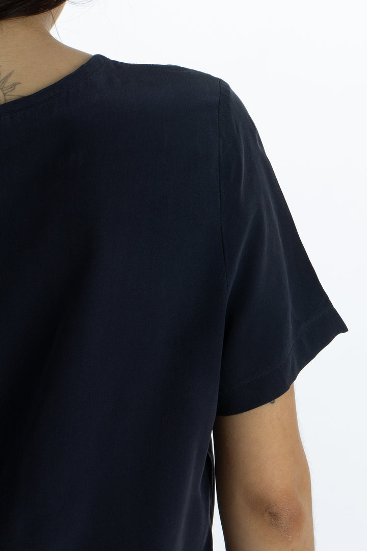 Blusa Adriano Goldschmied azul marino de manga corta, detalle de la espalda
