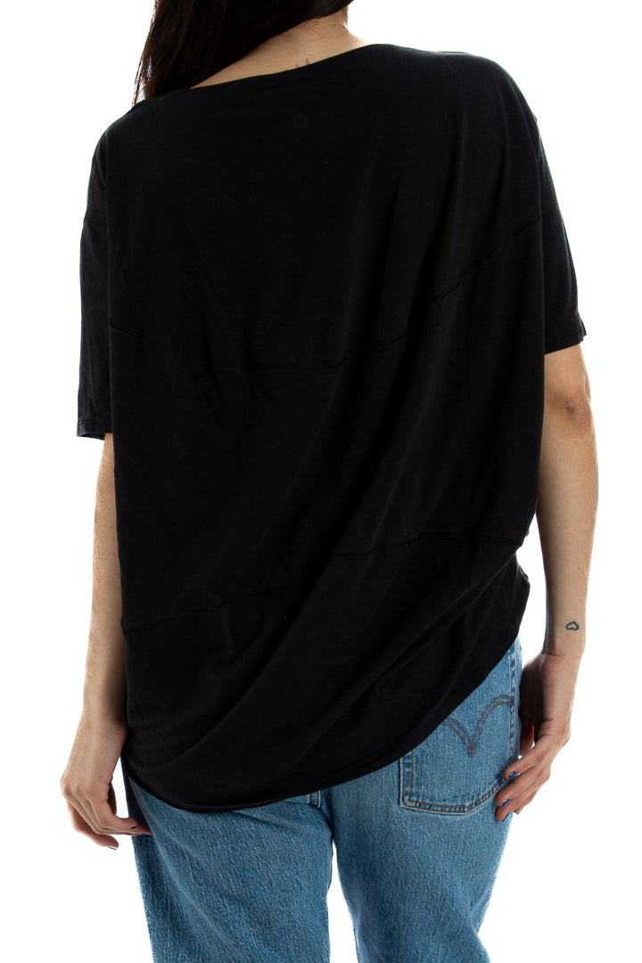 Blusa Lulu Lemon negro, vista lateral – ClosetRehab