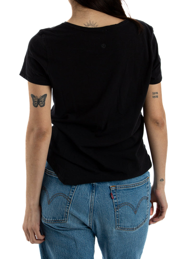 Blusa Lulu Lemon negro, vista lateral – ClosetRehab