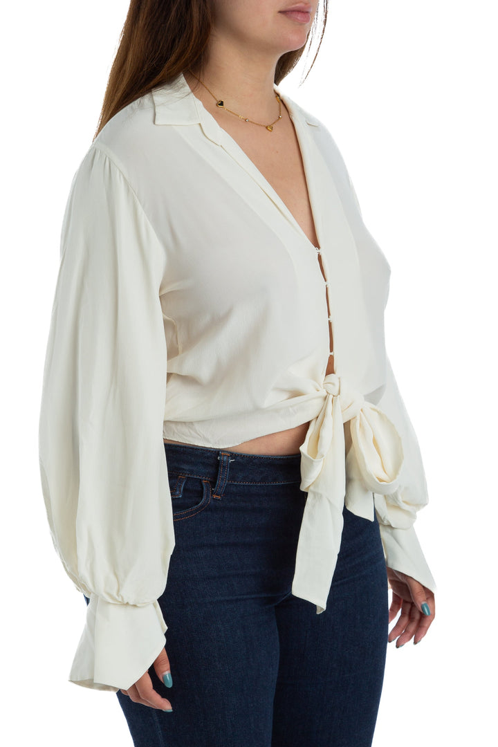 Blusa Alexis marfil con nudo al frente, vista lateral
