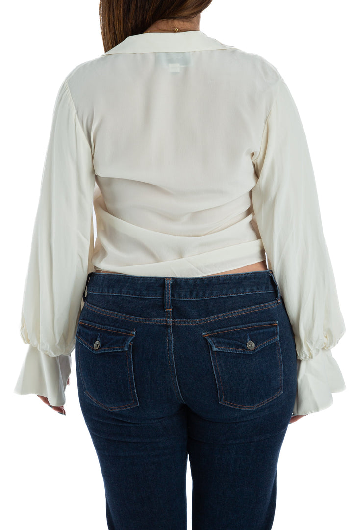 Blusa Alexis marfil con nudo al frente, vista posterior