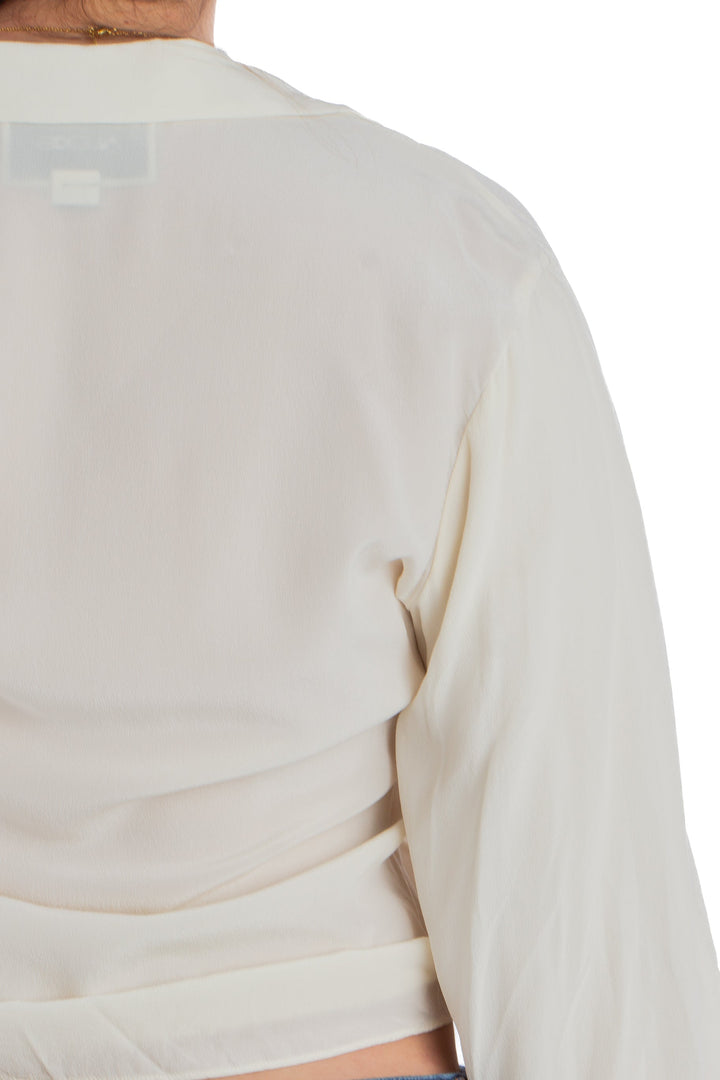 Blusa Alexis marfil con nudo al frente, detalle de la espalda