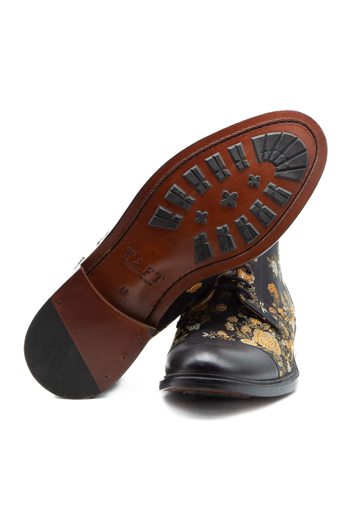 Bota Taft jacquard negro y dorado, acercamiento a la puntera de piel negra