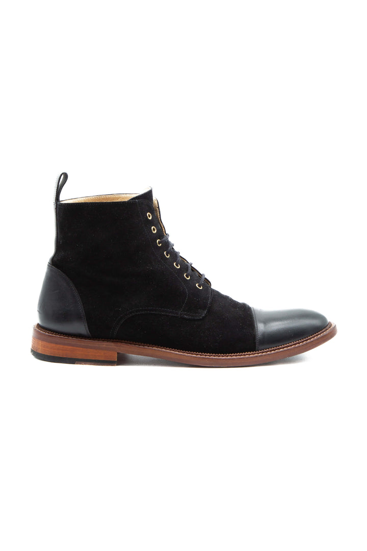Vista lateral de bota Taft en textil negro con puntera de piel