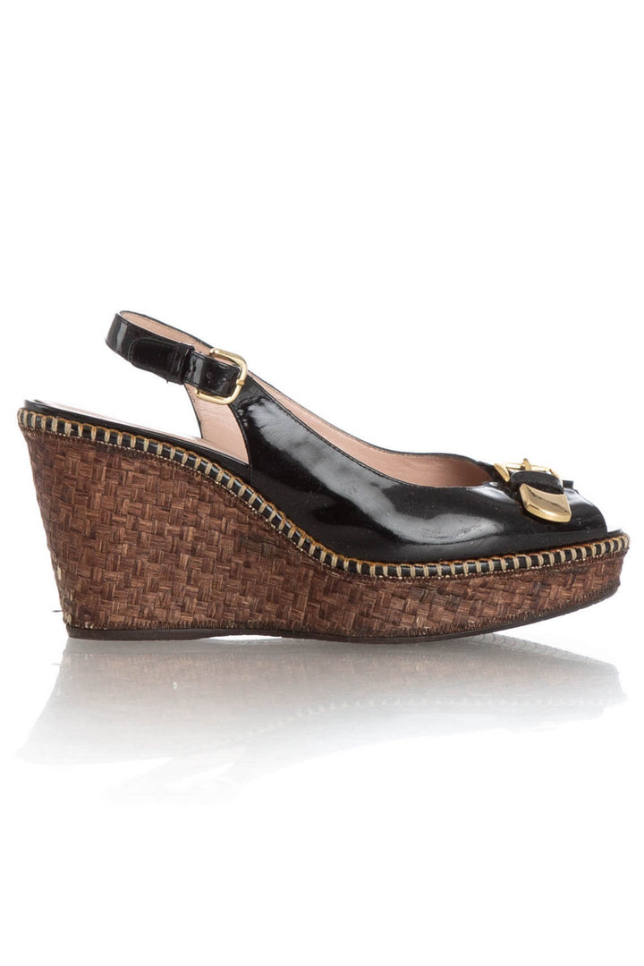 Zapato Stuart Weitzman negro, vista frontal – ClosetRehab