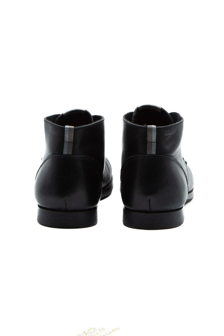 Par de botines Ferragamo vistos de frente