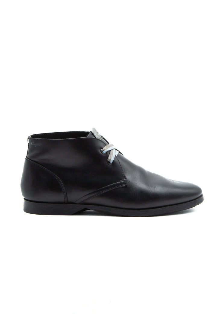 Vista lateral de botín chukka Ferragamo en piel negra