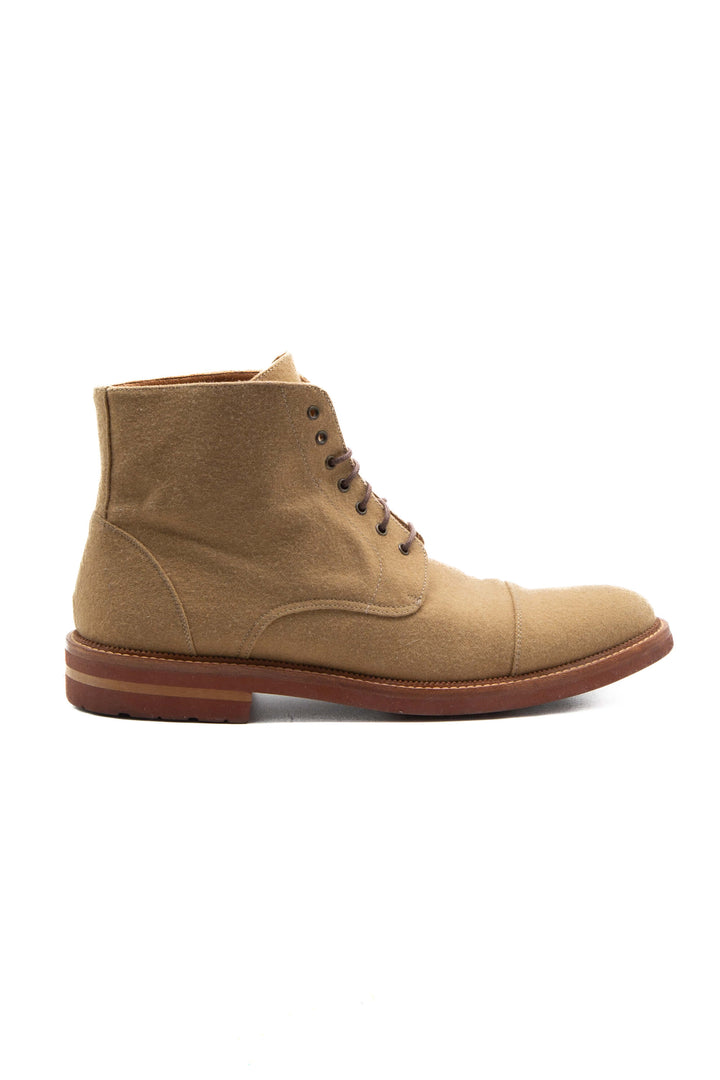 Vista lateral de bota Taft en textil camel con agujetas café