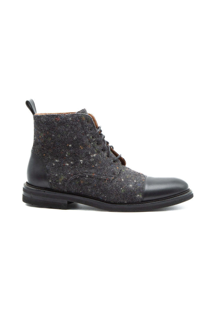 Vista lateral de bota Taft en tweed gris carbón con puntera de piel negra