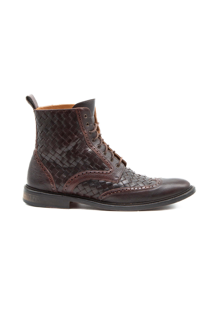 Vista lateral de bota wingtip Taft en piel tejida café oscuro
