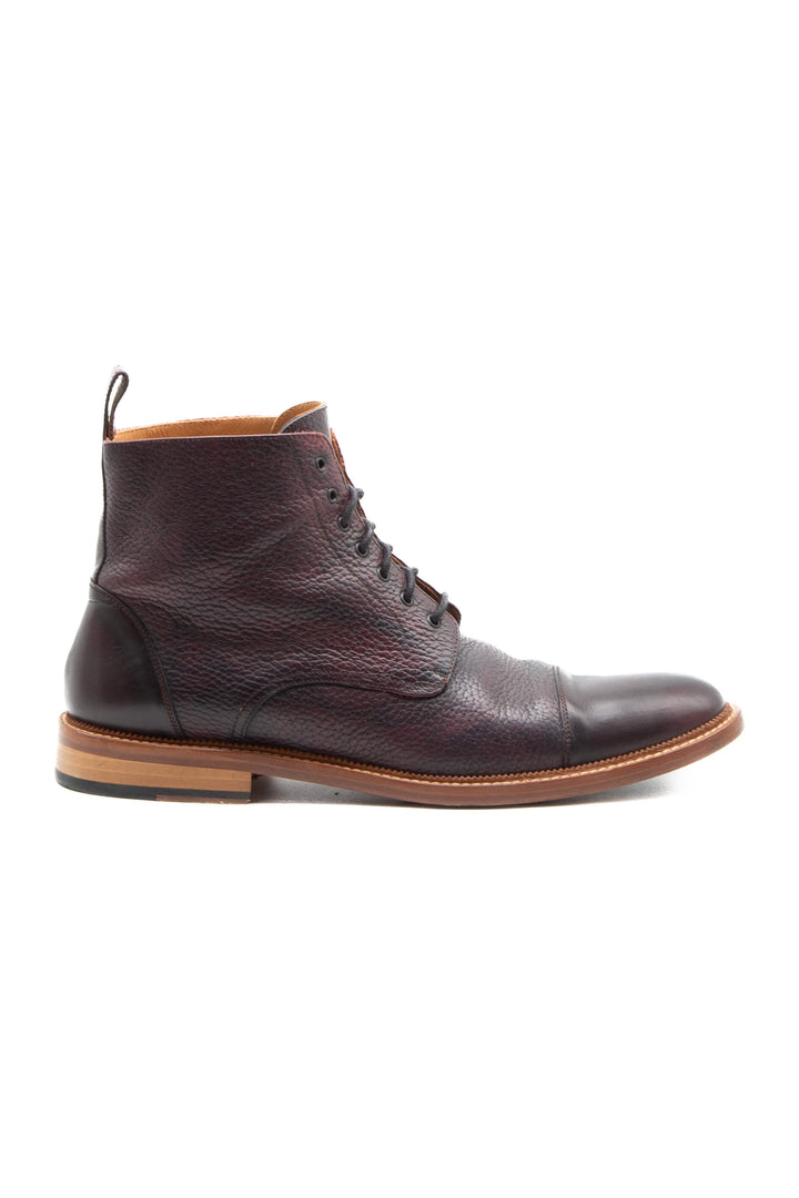 Vista lateral de bota Taft en piel granulada burgundy con puntera