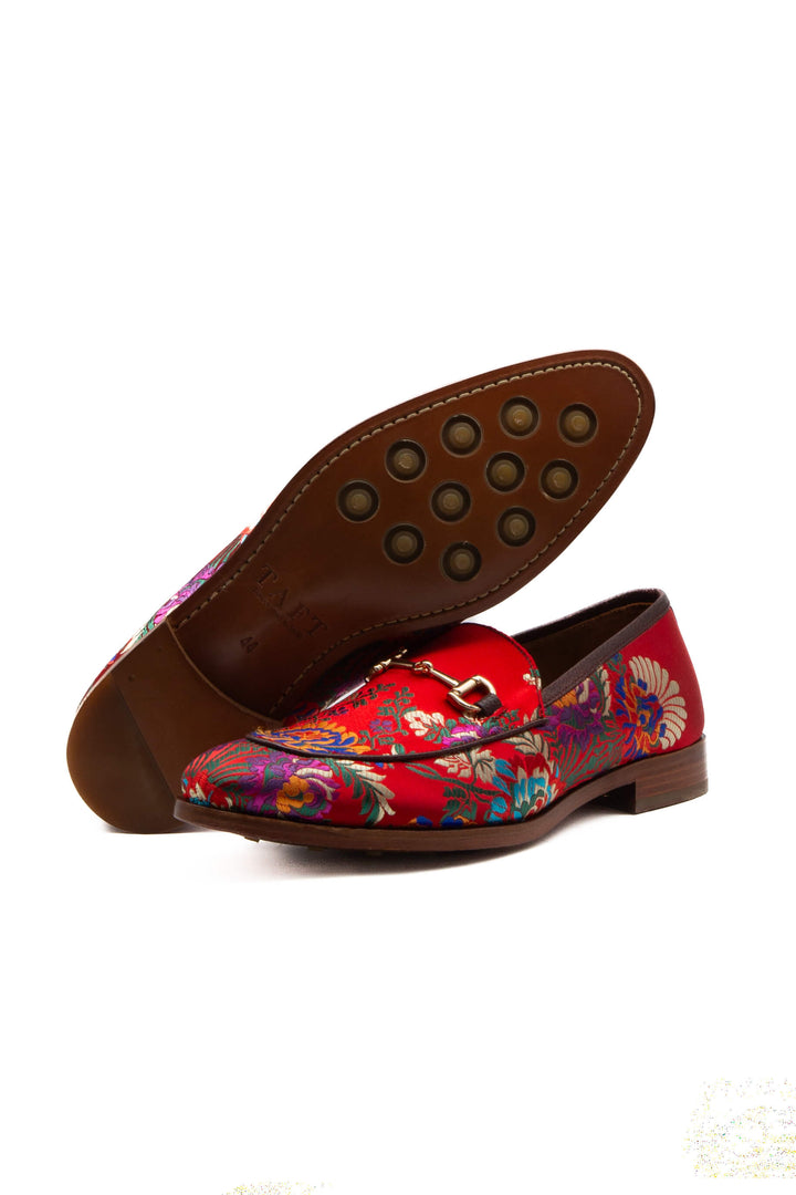 Loafers Taft brocado rojo, acercamiento al brocado floral