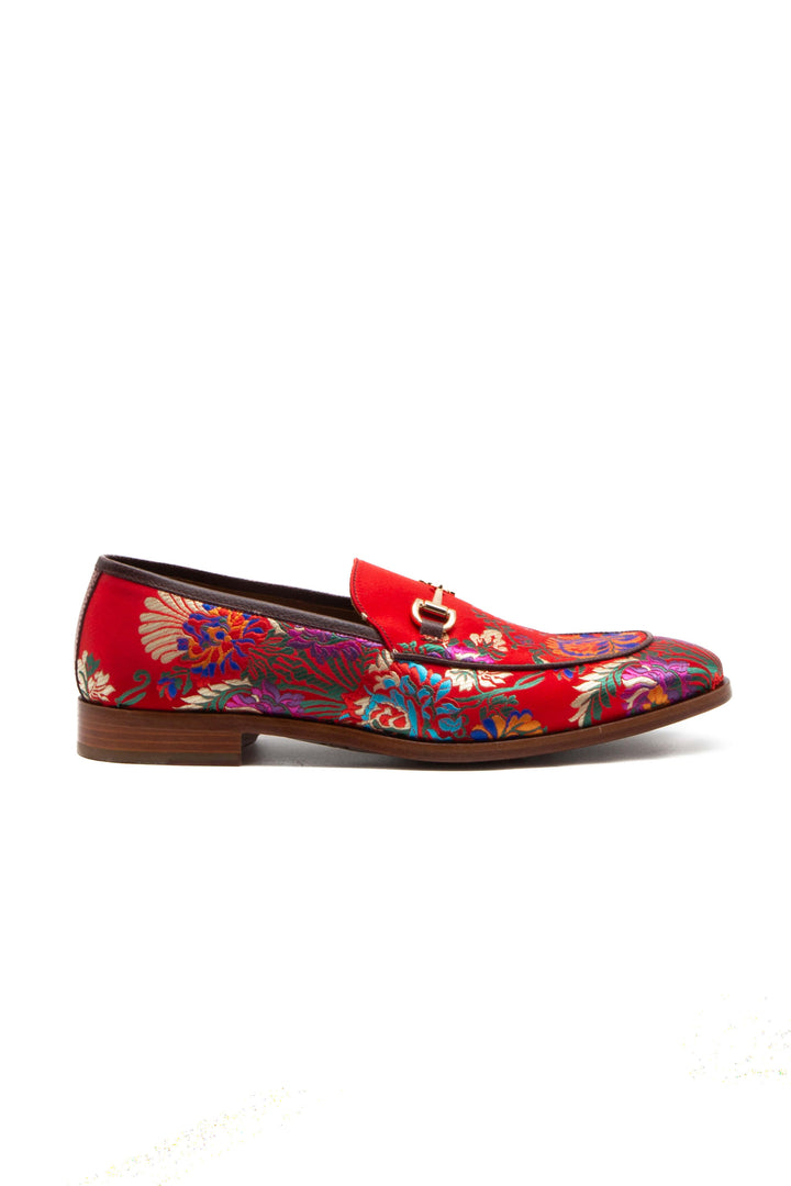 Vista lateral de loafer Taft en brocado floral rojo con herraje dorado