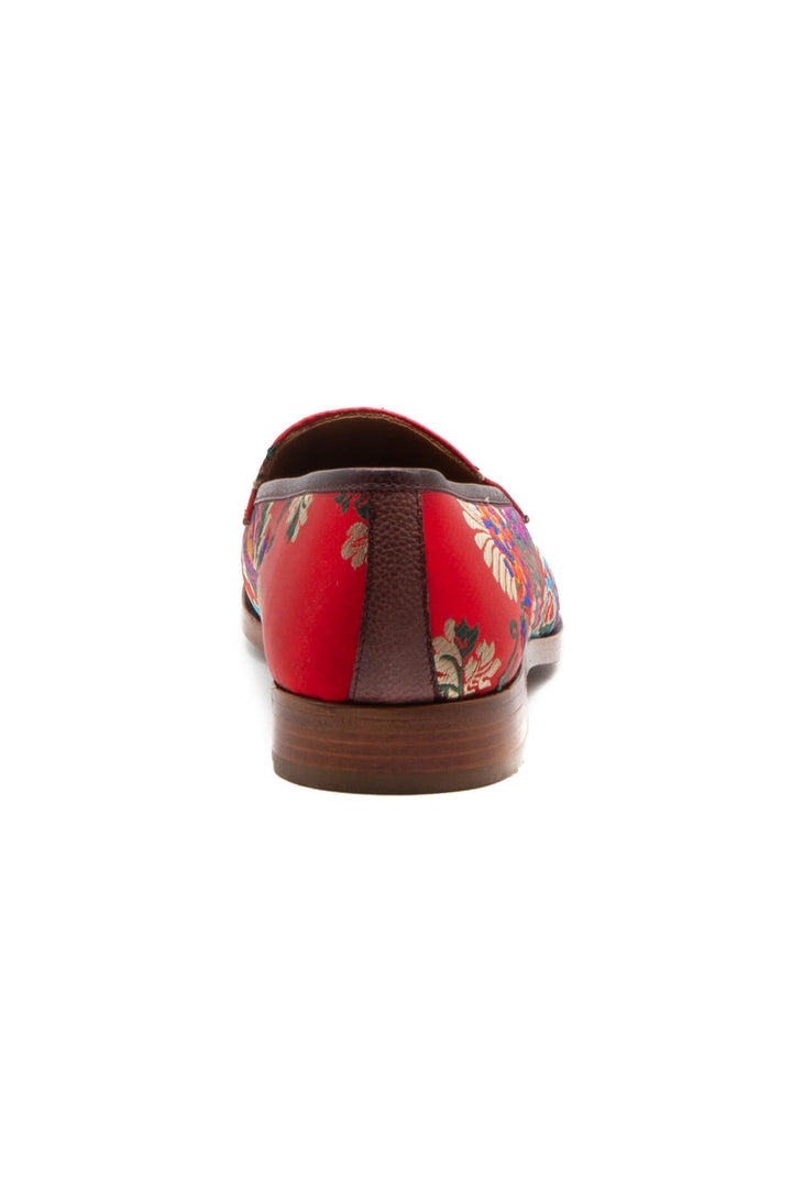 Loafers Taft brocado rojo, acercamiento al herraje dorado