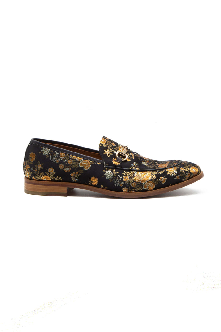 Vista lateral de loafer Taft en jacquard floral negro con herraje dorado