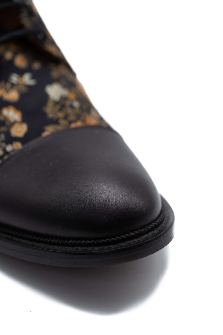 Bota Taft jacquard negro y dorado, detalle del talón de piel