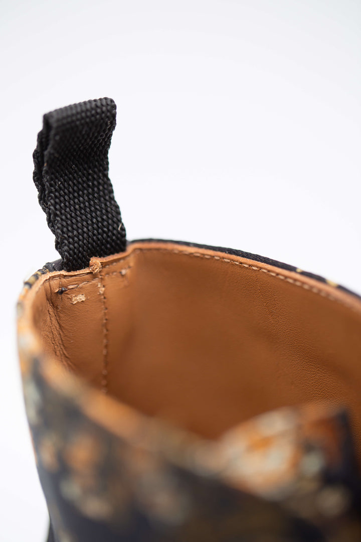 Bota Taft jacquard negro y dorado, suela café