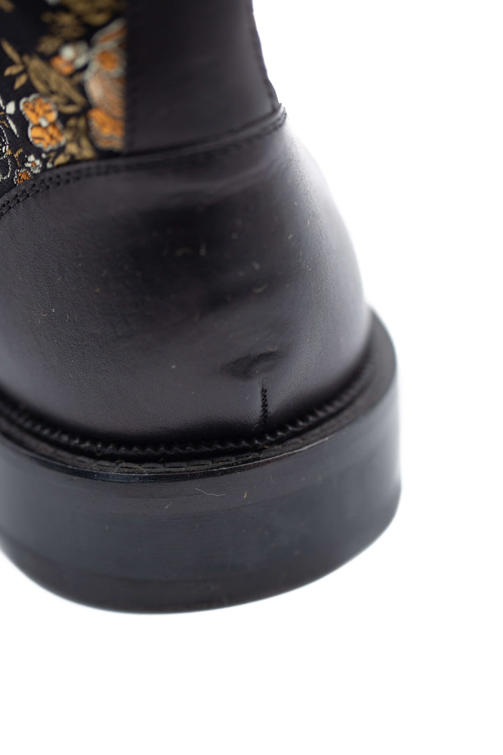 Bota Taft jacquard negro y dorado, vista tres cuartos