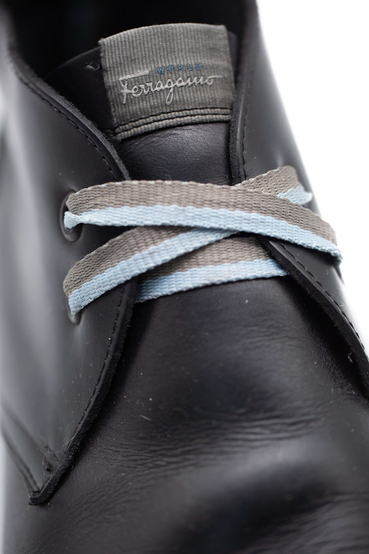 Par de botines Ferragamo vistos desde el talón