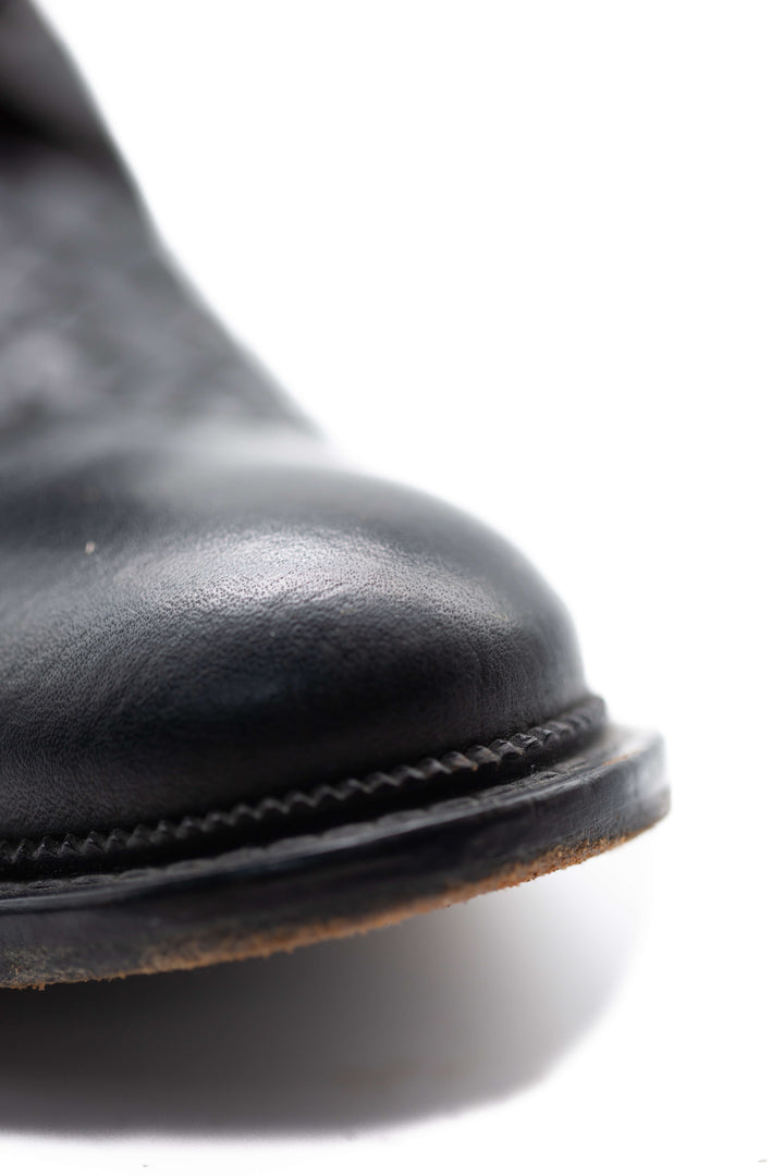 Bota Taft piel tejida negra, detalle de orillas brogue