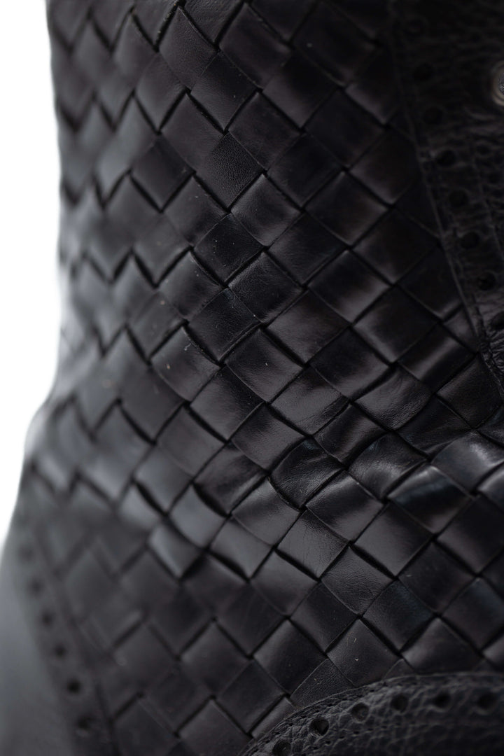 Bota Taft piel tejida negra, detalle de agujetas