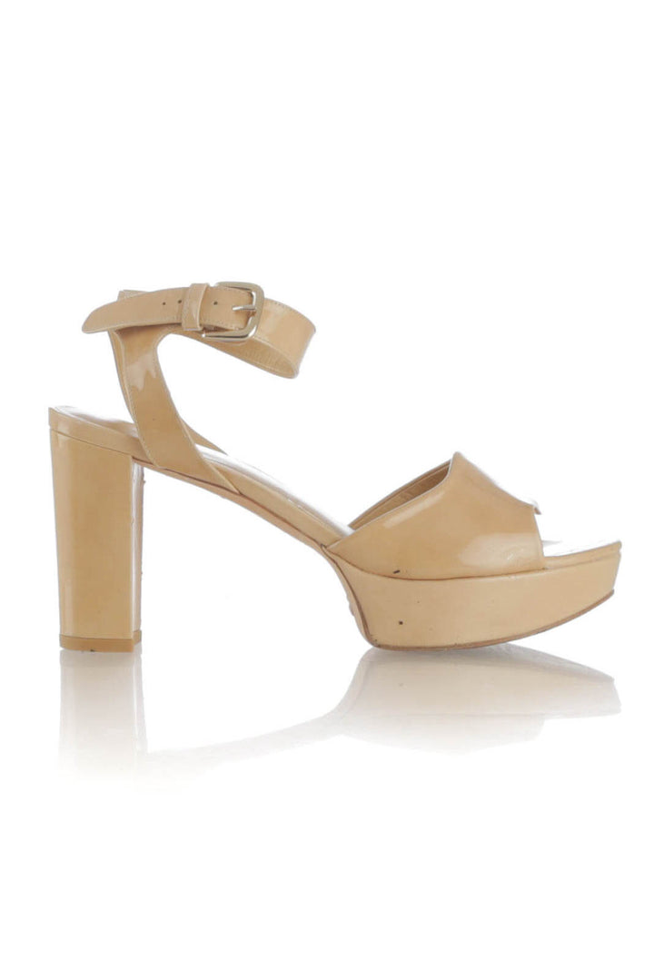 Zapato Stuart Weitzman beige, vista frontal – ClosetRehab