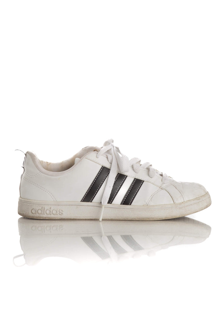 Zapato Adidas blanco, vista frontal – ClosetRehab