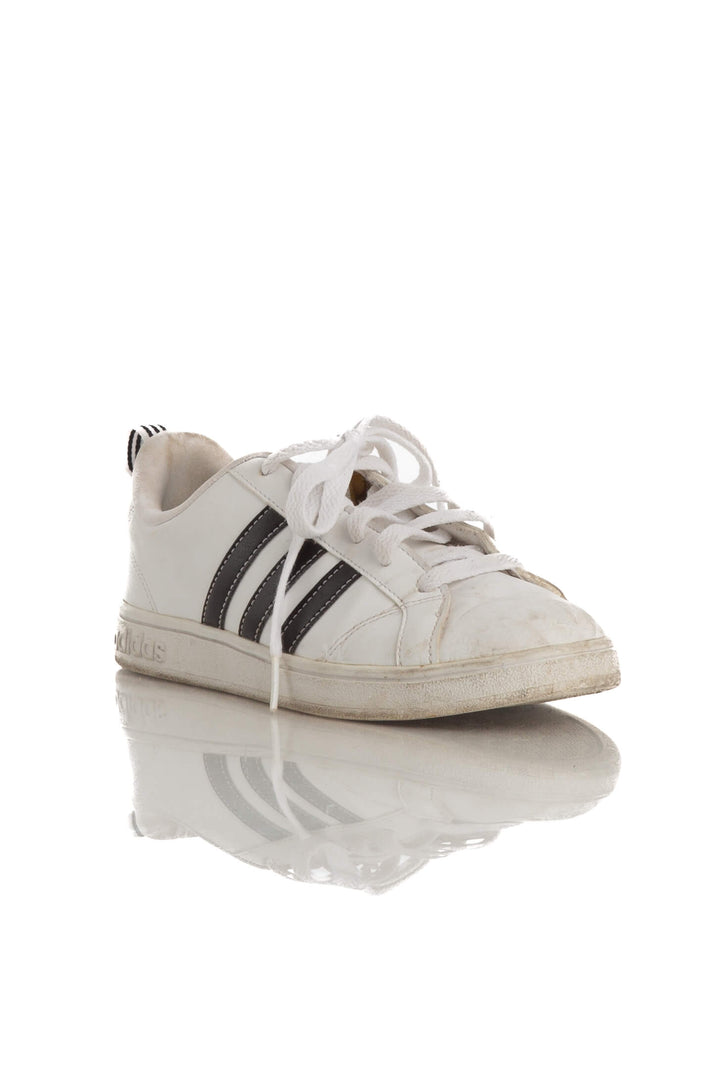 Zapato Adidas blanco, vista posterior – ClosetRehab