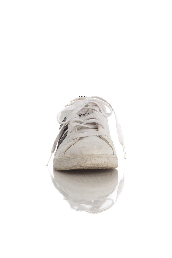 Zapato Adidas blanco, vista lateral – ClosetRehab