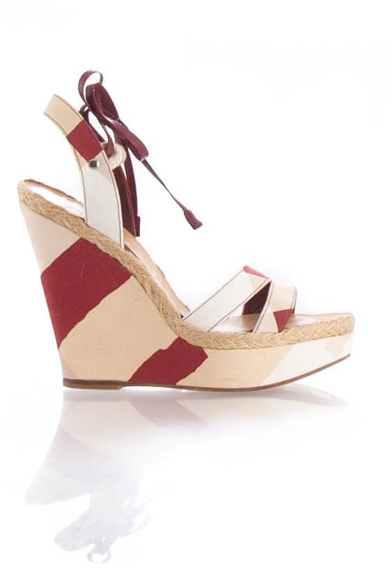 Zapato Burberry rojo, vista frontal – ClosetRehab