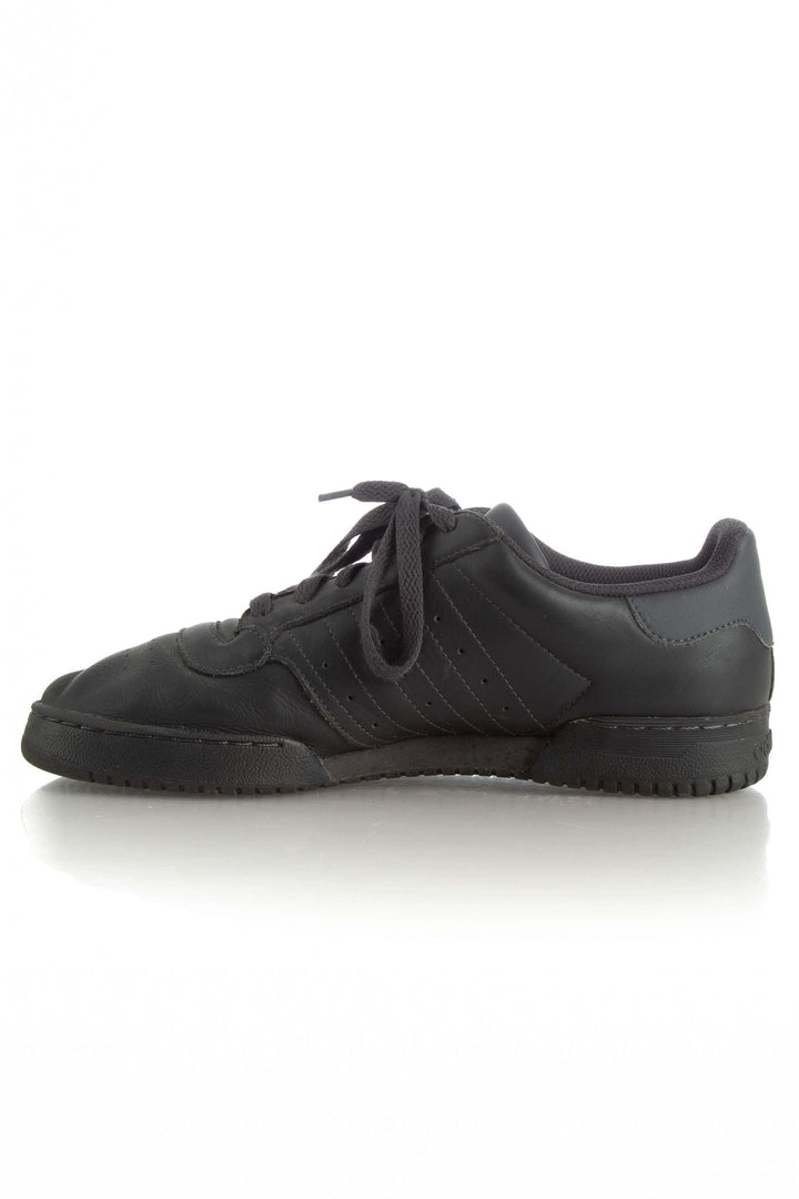 Zapato Adidas negro, vista lateral – ClosetRehab