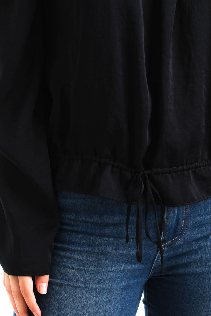 Blusa Theory azul marino de manga larga con hombros descubiertos, detalle del frente