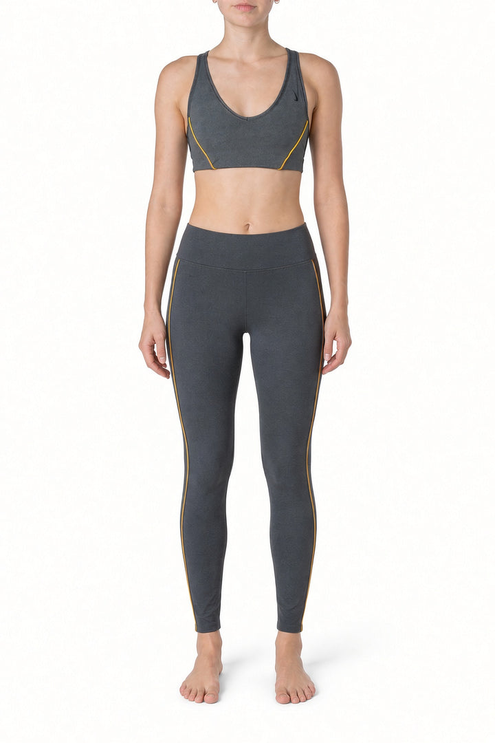 Conjunto deportivo Nike gris con vivos amarillos, talla S, vista frontal - ClosetRehab