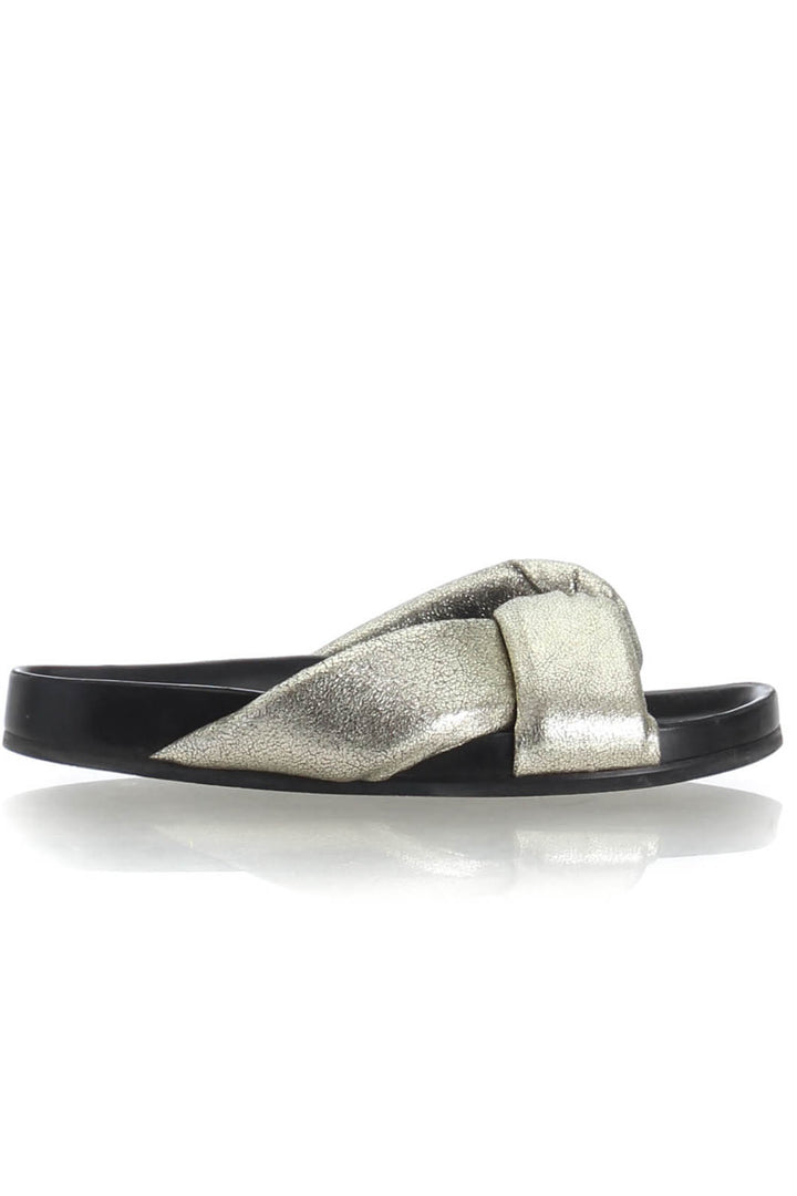 Sandalias slide Chloé de piel metalizada color pewter, vista lateral